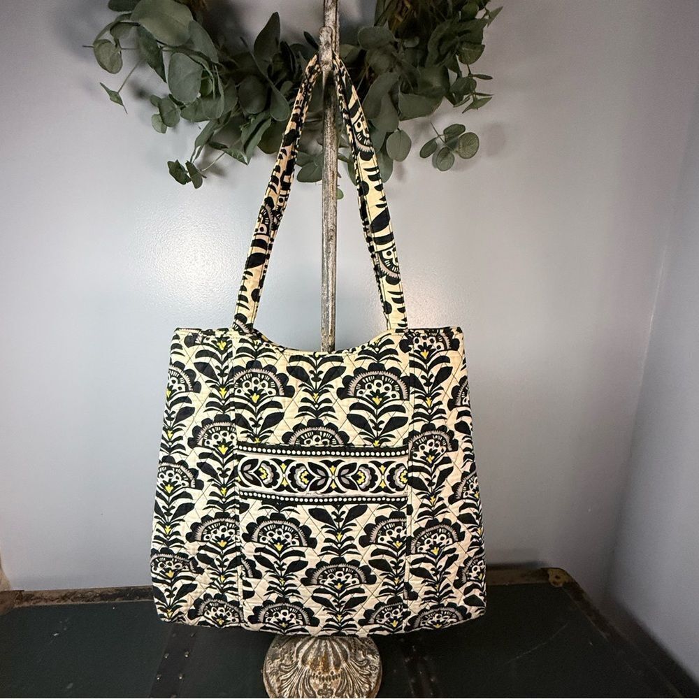 Vera Bradley Curvy Toteβin Fanfare Retired Pattern
